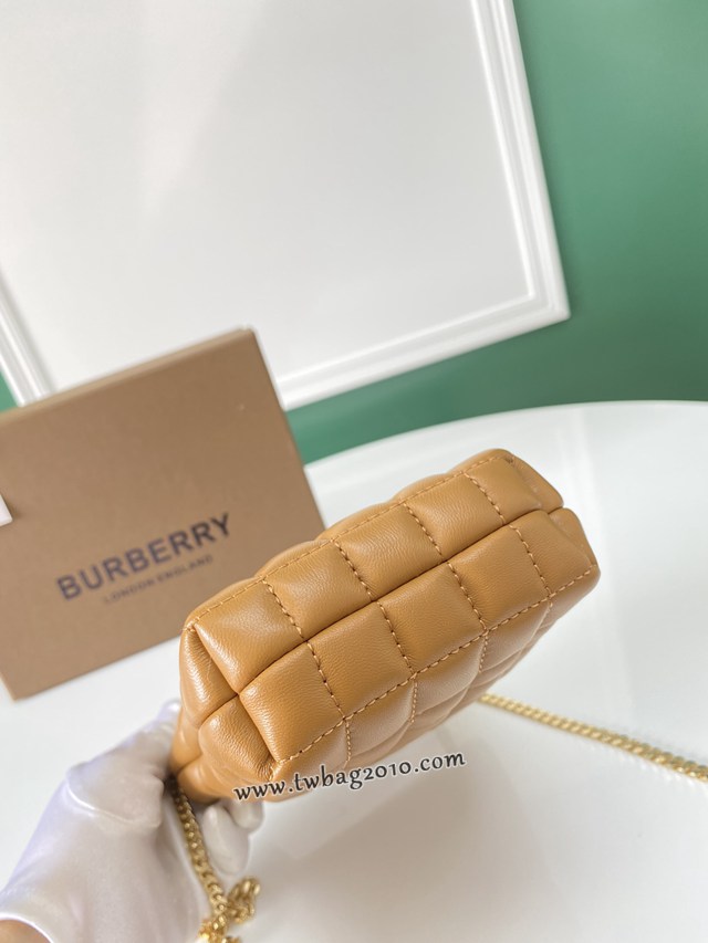 Burberry專門店新款米色皮革水桶包 巴寶莉絎縫時裝秀款羔羊皮鏈條包 yxb1332